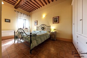 2 chambres, bureau, fer et planche à repasser, lit parapluie