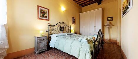 2 chambres, bureau, fer et planche à repasser, lit parapluie