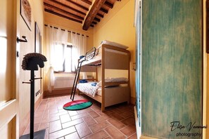 2 Schlafzimmer, Schreibtisch, Bügeleisen/Bügelbrett, Reisekinderbett