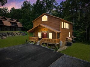 Exterior - Luxury Smoky Mntn Getaway. Close 2 GB DWNTN. HotTub .Games. CoffeeBar. Views (Gatlinburg)