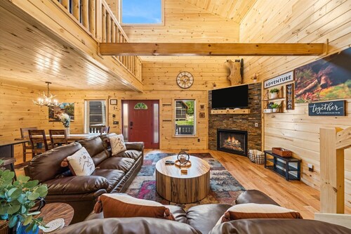 Luxury Smoky Mntn Getaway. Close 2 GB DWNTN. HotTub .Games. CoffeeBar. Views