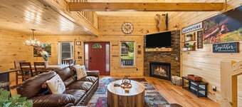 Luxury Smoky Mntn Getaway. Close 2 GB DWNTN. HotTub .Games. CoffeeBar. Views