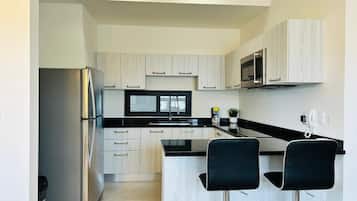 Apartament Deluxe | Cuina privada | Frigorífic gran, microones, cafetera i tetera i liquadora