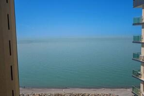 A view of a calm sea from a balcony with a clear sky. - Fresh Wave Hotel (Batumi)