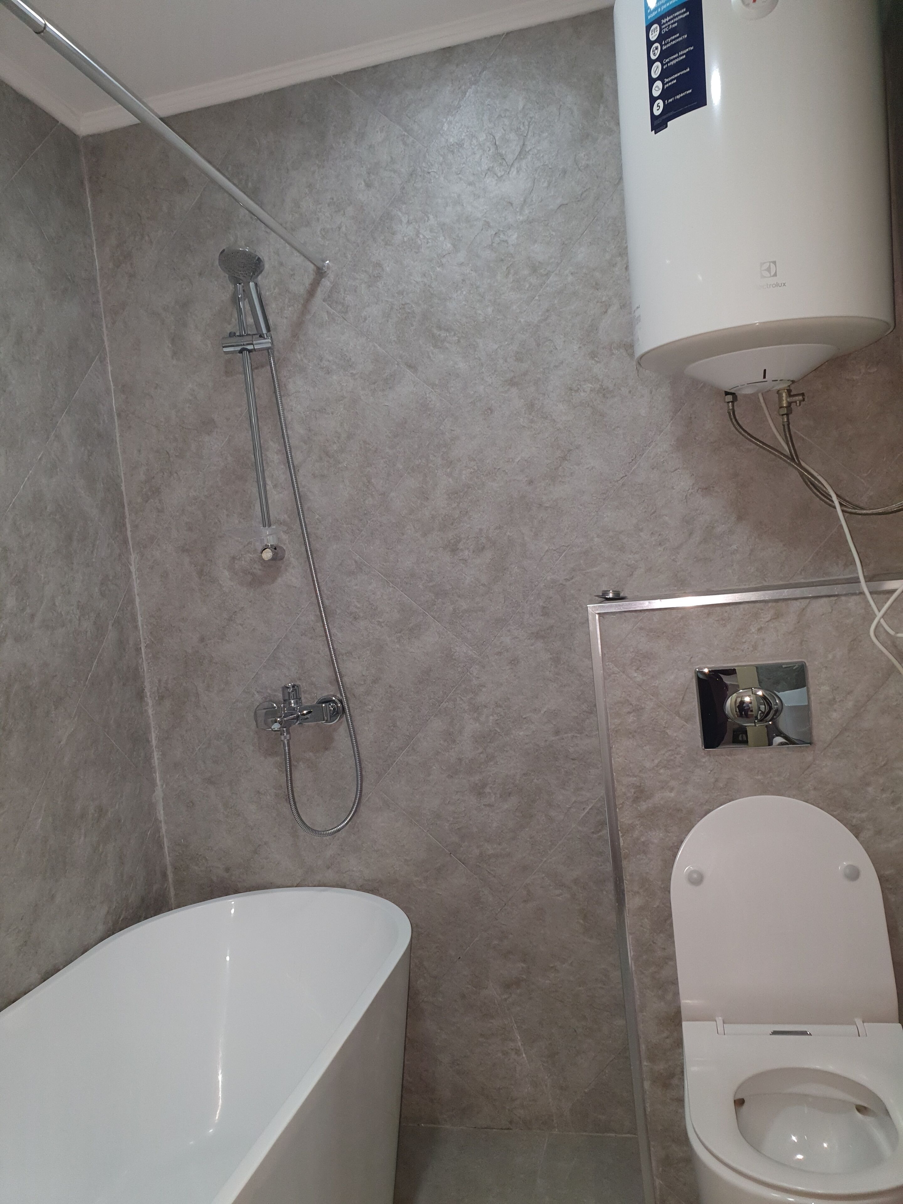 Un baño con bañera, inodoro y ducha.