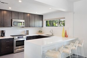 Refrigerador, microondas, horno y parrilla de estufa 