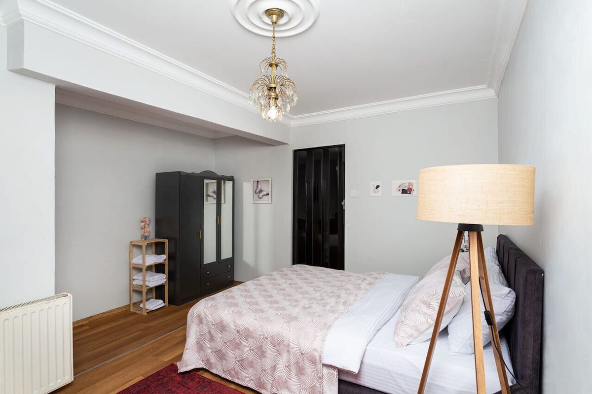 Eenvoudige kamer | 1 slaapkamer, lakens van Egyptisch katoen, luxe beddengoed, een minibar