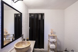 Chambre classique | Draps en coton égyptien, literie de qualité, minibar, bureau