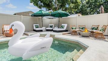 Alberca al aire libre y alberca climatizada