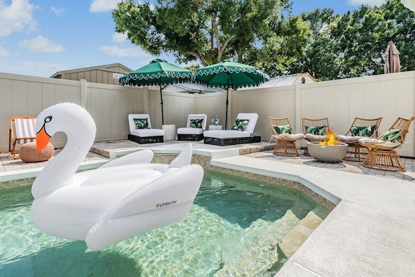 Utendørsbasseng og et oppvarmet basseng