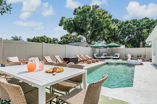 Tampa Bae House · Spacious South Tampa Home with Heated Pool + Patio