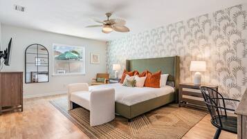 5 habitaciones, escritorio y tabla de planchar con plancha