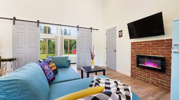 TV connectée, cheminée, livres