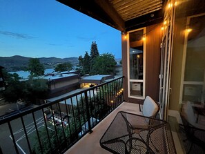 Property grounds - Deluxe View 2 Bedroom Chelan View Condo w/Extra Parking (Chelan)
