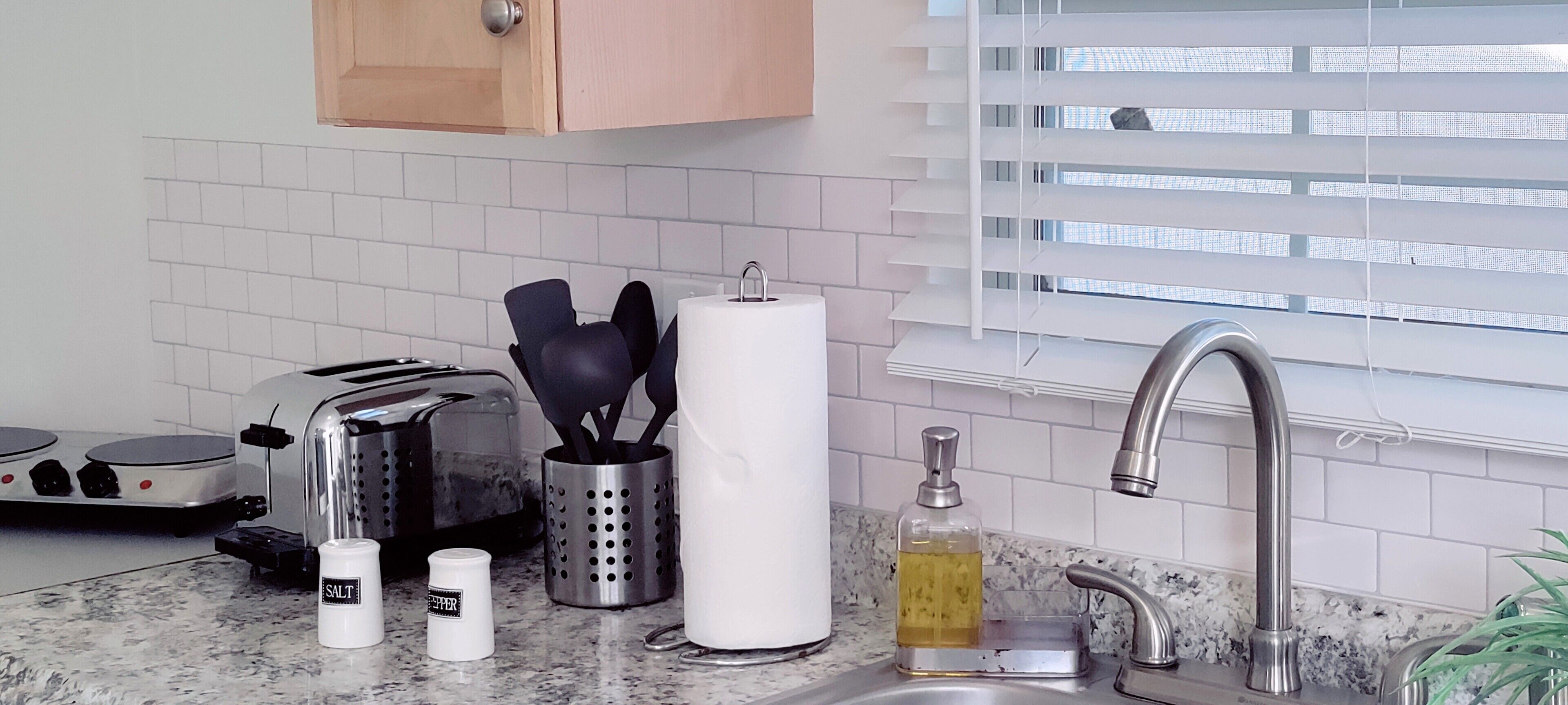 Kühlschrank, Mikrowelle, Wasserkocher mit Kaffee-/Teezubehör, Toaster
