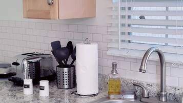 Kühlschrank, Mikrowelle, Wasserkocher mit Kaffee-/Teezubehör, Toaster