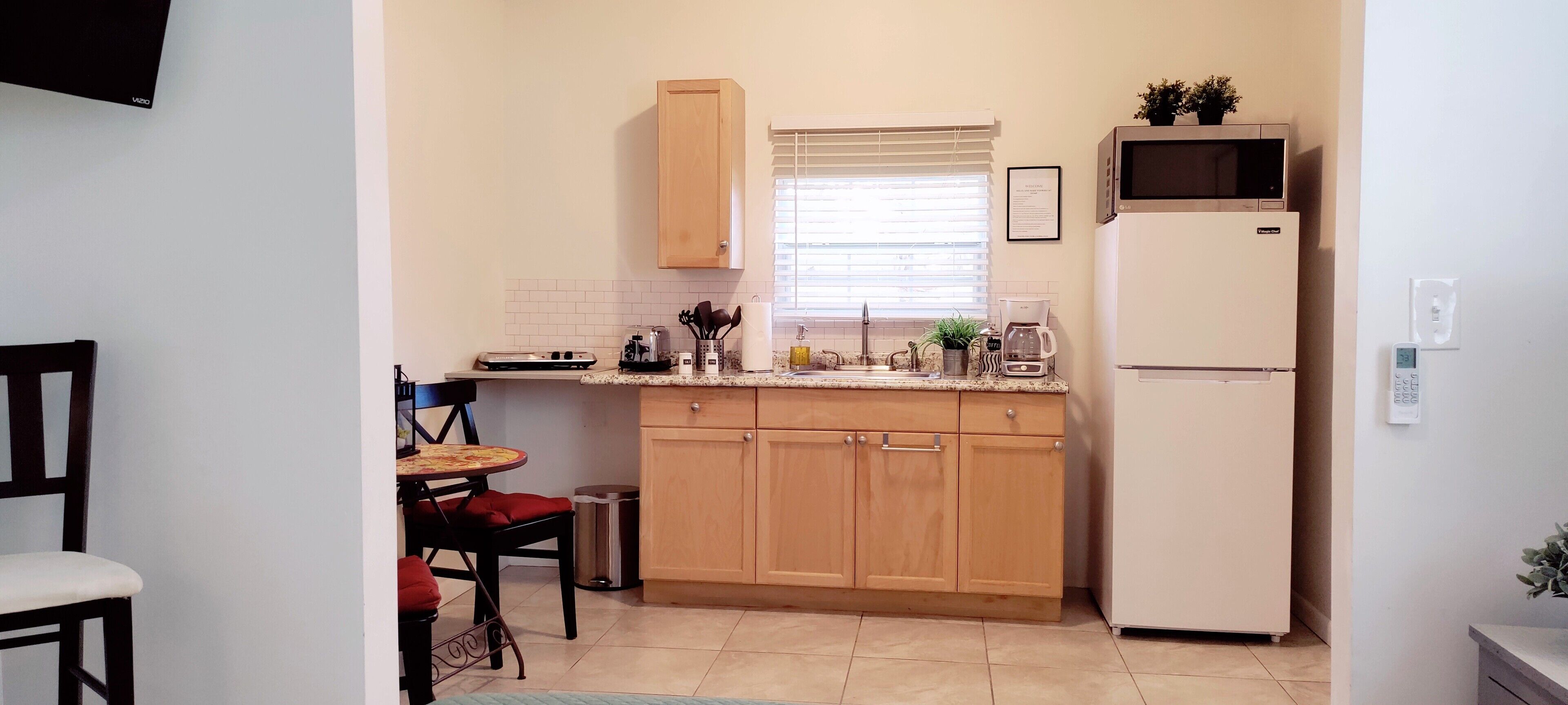 Een koelkast, een microgolfoven, een koffiezetapparaat/waterkoker