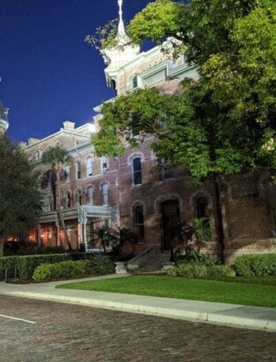 Loft Close to Downtown, Airport and Stadium