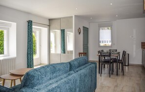 TV - Lovely home in Canihuel with heated swimming pool (Canihuel)
