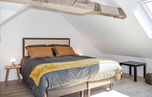 2 bedrooms, iron/ironing board, travel cot