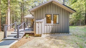 A small cabin with a porch, steps, and a railing. - Peaceful Mendocino Cottage Surrounded By Redwoods (Mendocino)