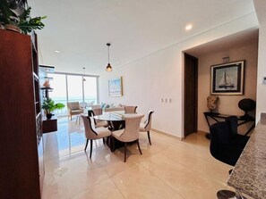 Departamento Elite, varias camas, vista al océano | Comedor