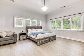 3 habitaciones, escritorio, tabla de planchar con plancha y wifi 
