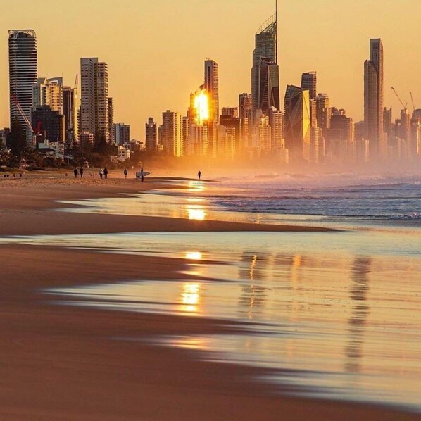 On the beach - Courtyard, Opposite Beach & Park, Wi-Fi, Parking-U14B (Surfers Paradise)
