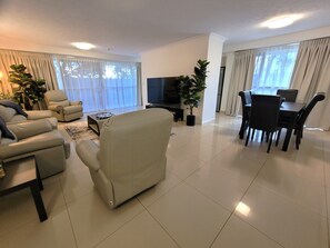 TV - Courtyard, Opposite Beach & Park, Wi-Fi, Parking-U14B (Surfers Paradise)