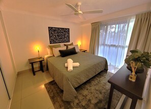 2 bedrooms, iron/ironing board, Internet, bed sheets - Courtyard, Opposite Beach & Park, Wi-Fi, Parking - U02 (Surfers Paradise)