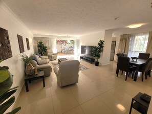 TV - Courtyard, Opposite Beach & Park, Wi-Fi, Parking - U02 (Surfers Paradise)