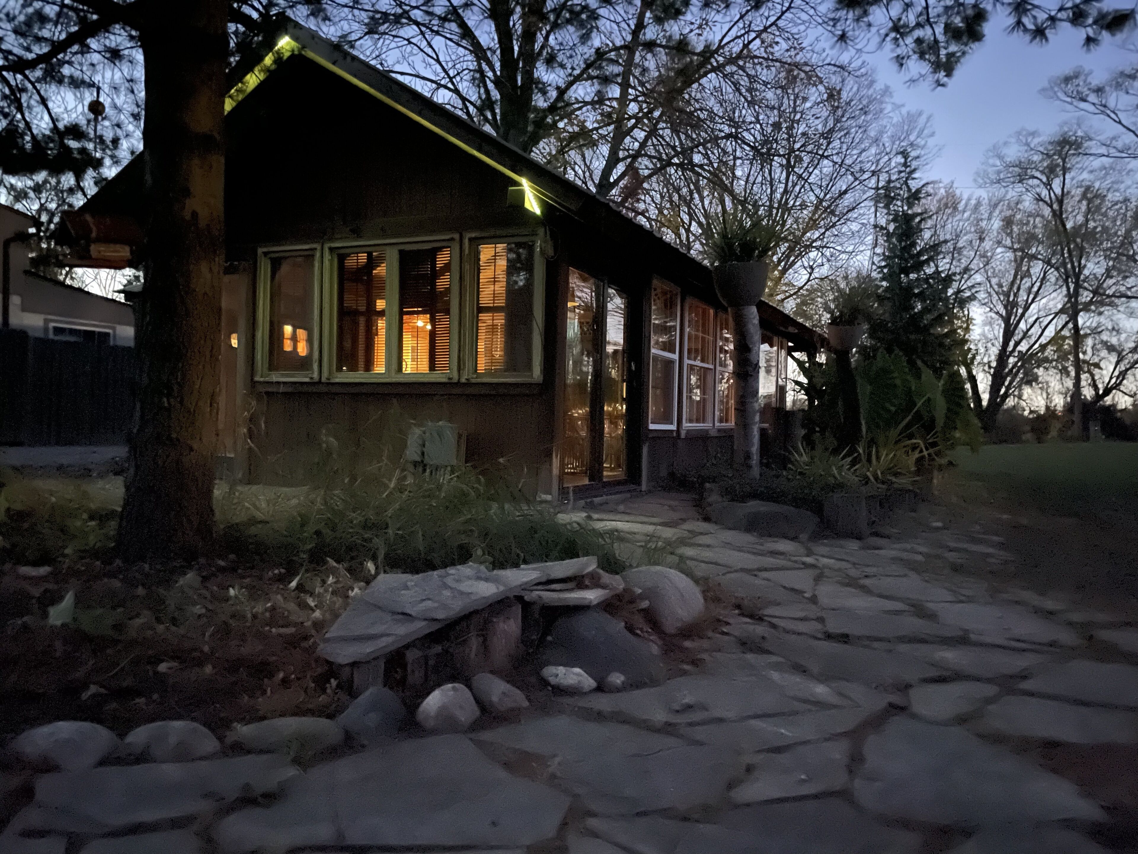 Exquisite Waterfront Cabin w/ hot tub 