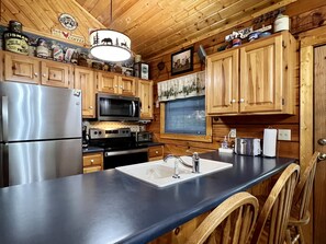 冷蔵庫、電子レンジ、オーブン、コンロ