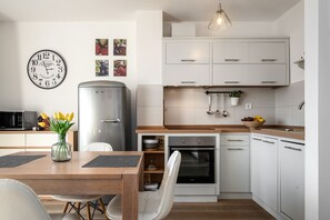 Dining tables - Apartment with sea view, only 50 m from the sea, new and modern (Vrsar)
