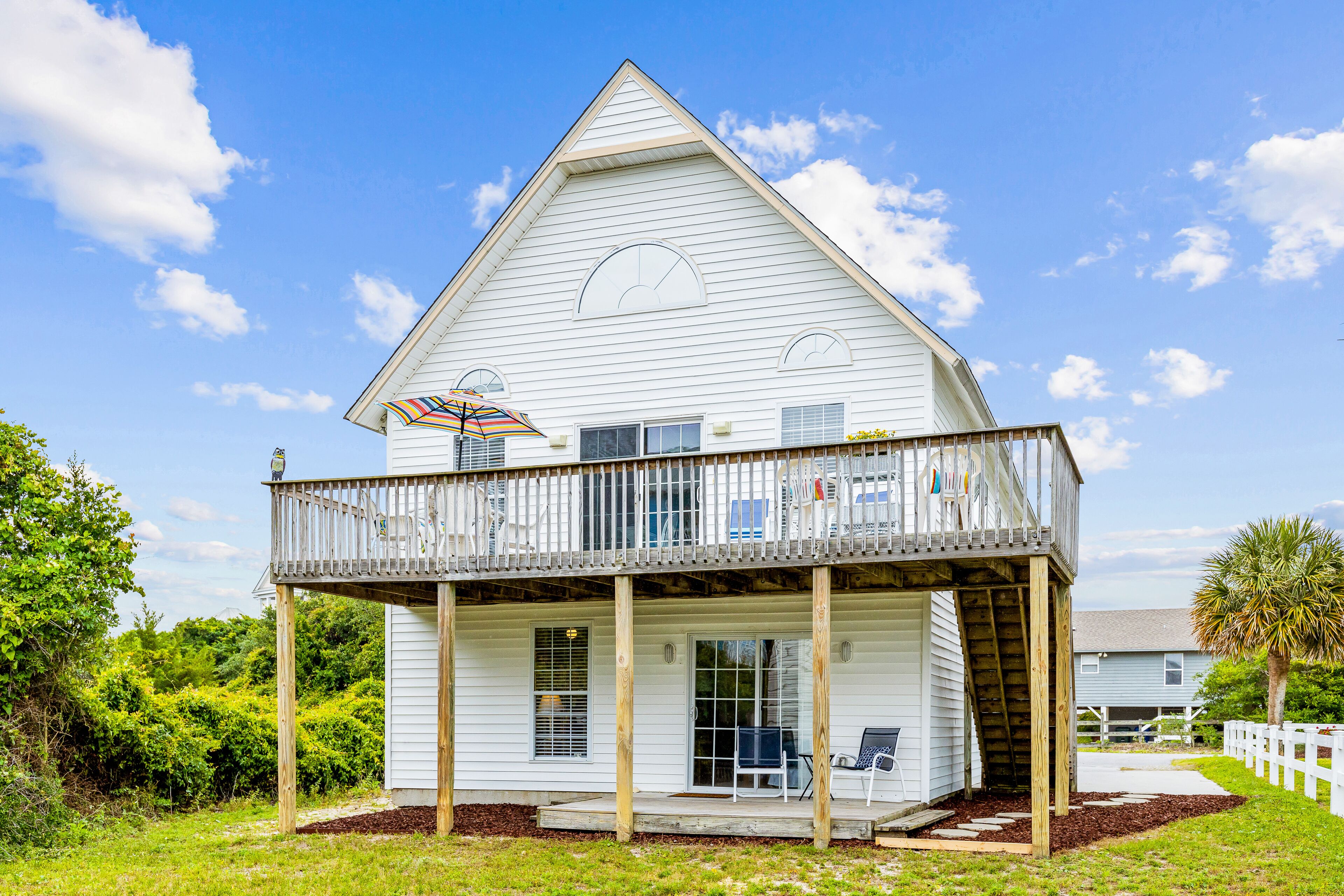 3-story home near the beach with deck, patio, grill, streaming, washer/dryer