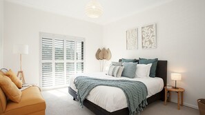 4 chambres, bureau, fer et planche à repasser, lit parapluie