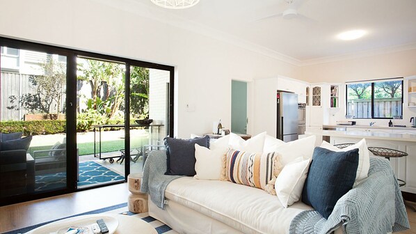 TV connectée, baby-foot, livres