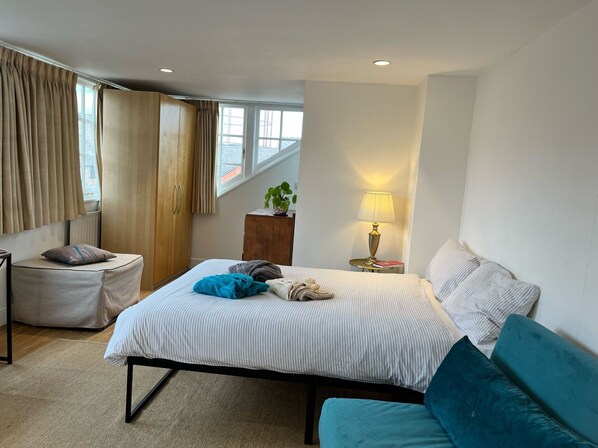 2 chambres, fer et planche à repasser, Wi-Fi, draps fournis