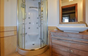 Shower - Awesome home in Fivizzano (Fivizzano)