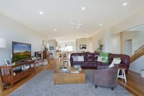 TV, fireplace - Sea Change on Tasman Street (Merimbula)