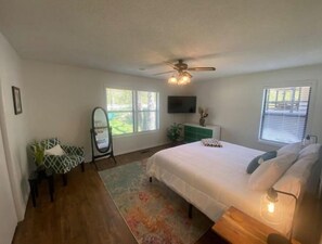 3 habitaciones, escritorio, tabla de planchar con plancha y wifi 