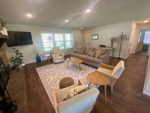 Smart TV, fireplace - Secluded Lakeview retreat-near Eureka Springs (Eureka Springs)