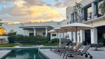 Una piscina al aire libre