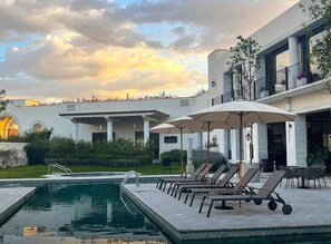 Una piscina al aire libre