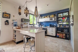 Full-size fridge, microwave, oven, stovetop - Casa Itzae La Luminaria Dog Friendly (San Miguel de Allende)