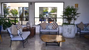 Melayani sarapan dan makan siang dengan pemandangan kolam renang