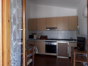 ثلاجة، ميكروويف، ماكينة لصنع القهوة/الشاي، مستلزمات طهي/أطباق/أوعية