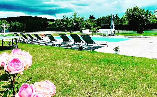 A poolside area with lounge chairs and a grassy lawn. - Luxury villa pool for 20 people (Montureux-lès-Baulay)