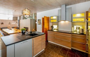 Kühlschrank, Geschirrspüler, Wasserkocher mit Kaffee-/Teezubehör