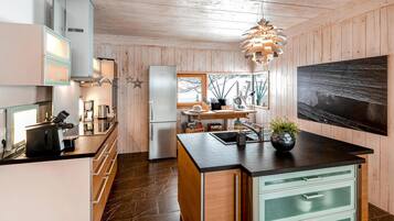 Kühlschrank, Geschirrspüler, Wasserkocher mit Kaffee-/Teezubehör